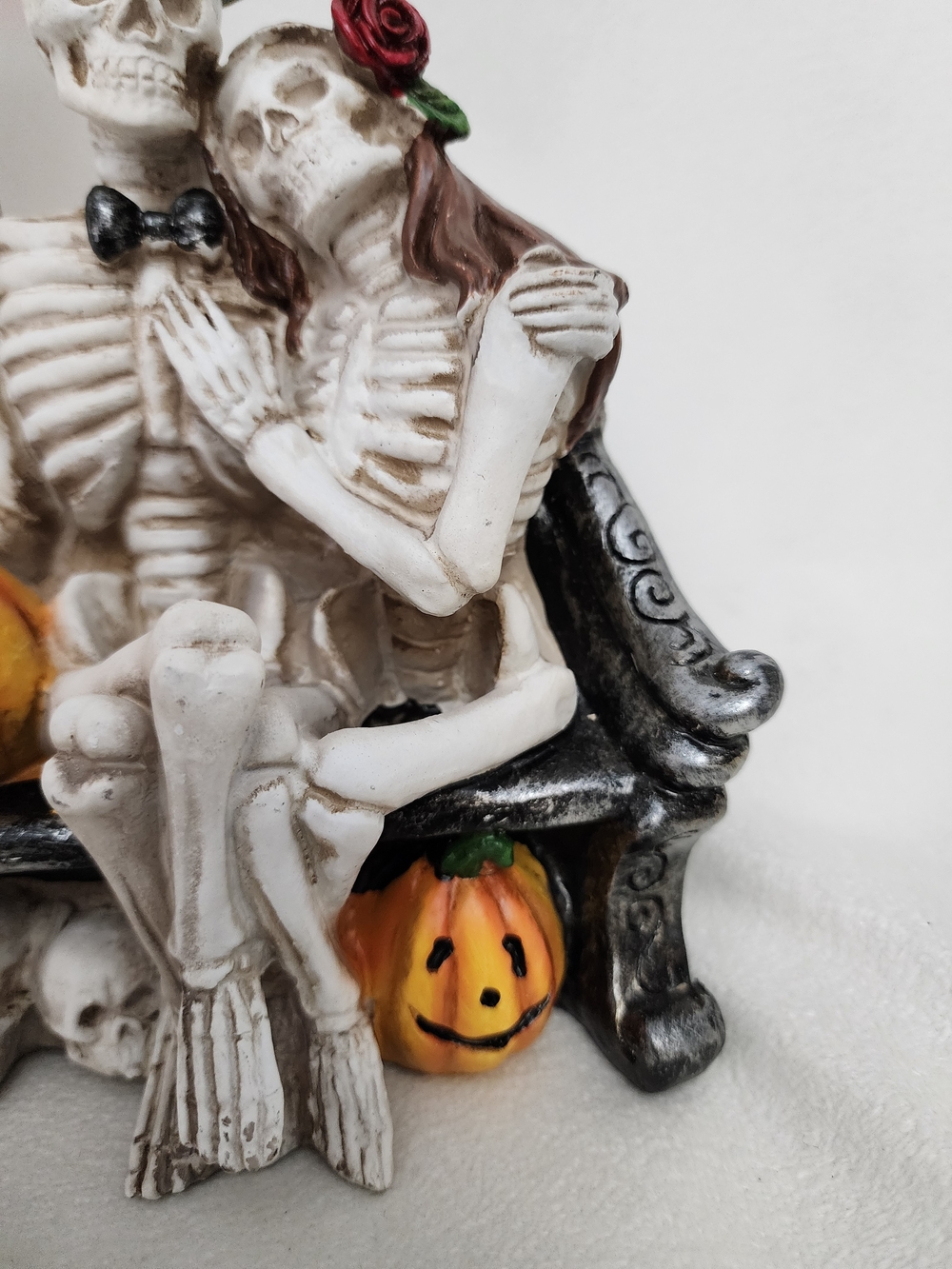 HALLOWEEN SKELETON ON A PARK BENCH AND LIGHTUP LAMP POST - Picture 5 of 7